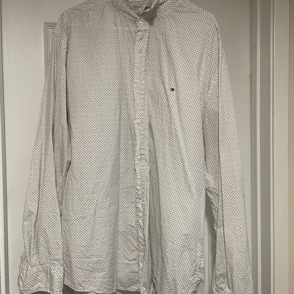 Tommy Hilfiger LS dress shirt. Custom fit (slim)